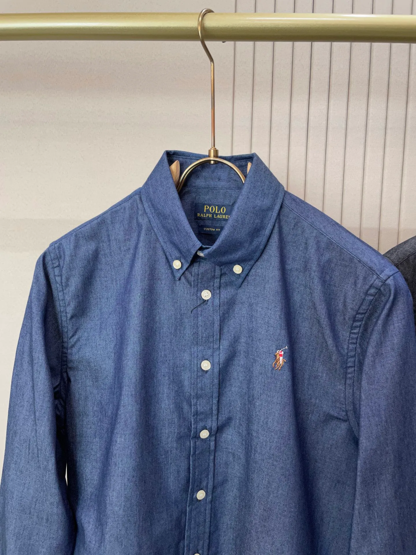 P220 🌸🌸🌸 POLO Ralph Lauren [High Quality] Classic shirt! Classic casual shirt made of pure cotton fabric with unique design, simple, clean and classic version design. It is a versatile style that can be switched at will. The fabric feels soft and delicate, highly moisture-absorbent and breathable. It is close to the skin and comfortable to wear. It can be worn alone or as an inner layer. Its versatile performance is beyond your imagination! The upper body of the ready-to-wear is simple and classic yet elegant! Size:M-XXL